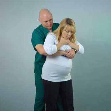 بازکردن راه هوایی خانم حامله یا فرد چاق در هنگام خفگی